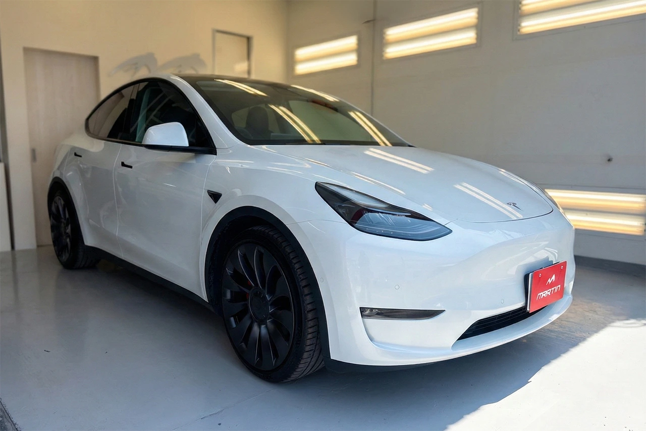 白いテスラ車